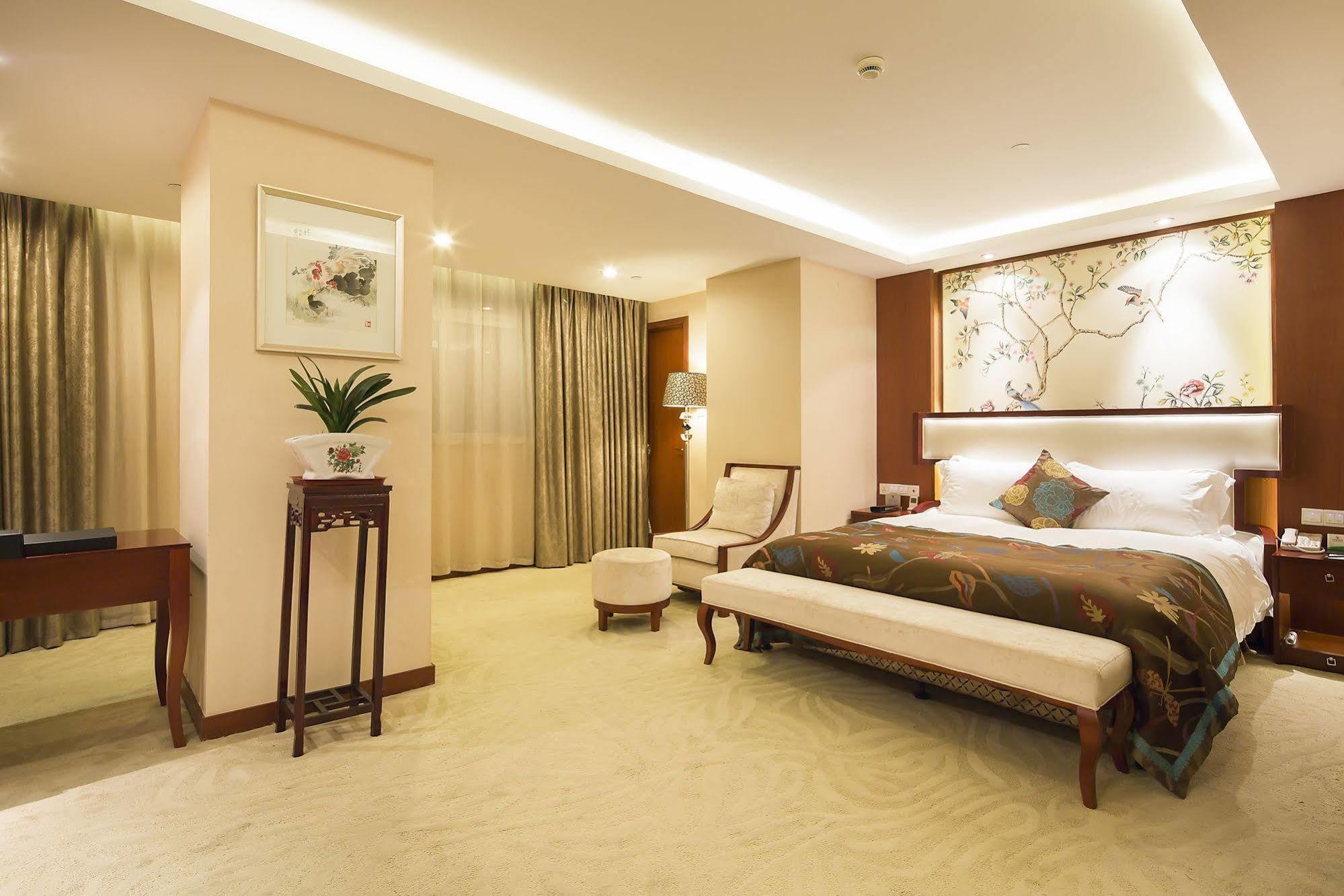 Landison Plaza International Hotel Zhenjiang  Exterior photo