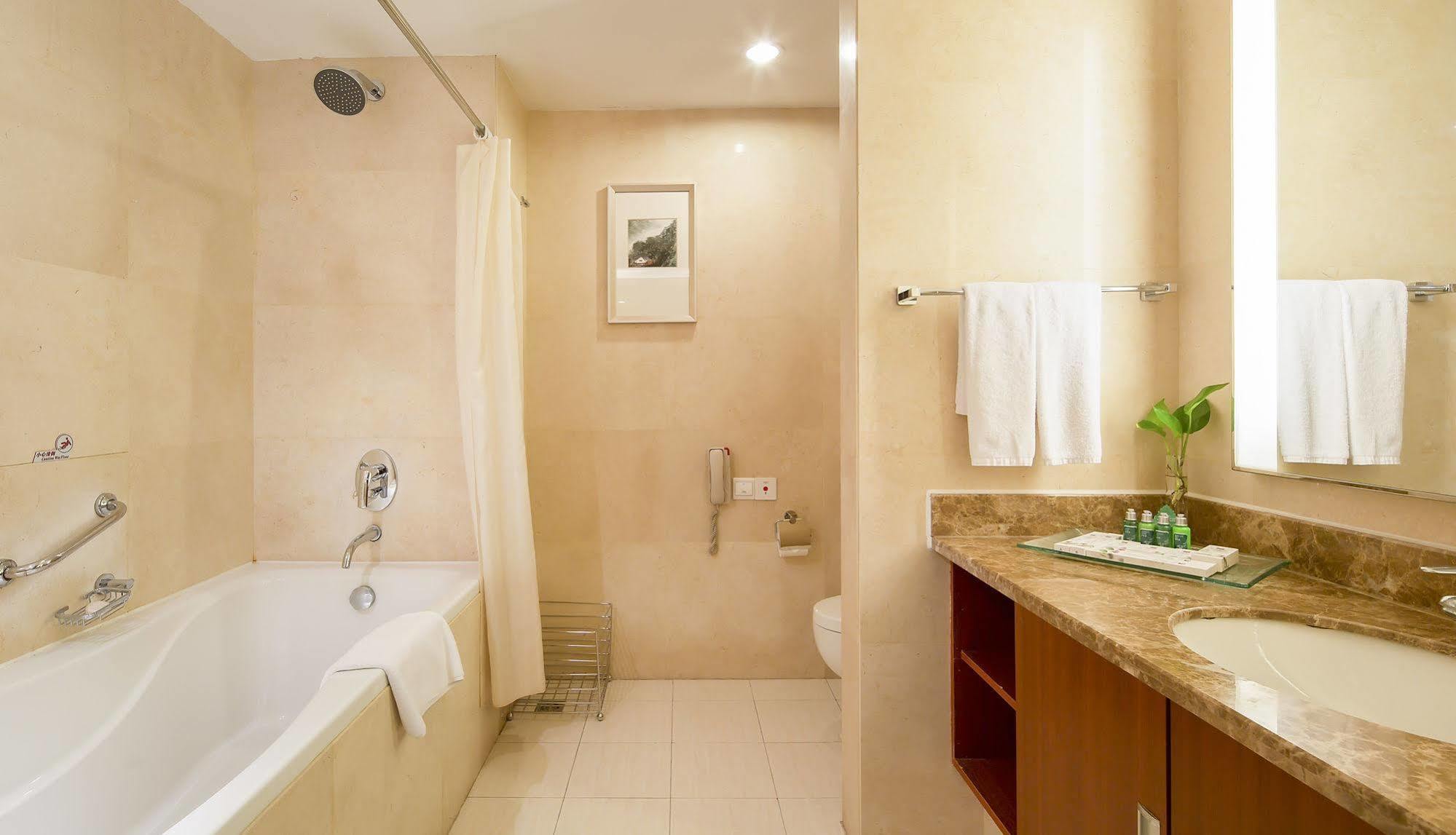 Landison Plaza International Hotel Zhenjiang  Exterior photo